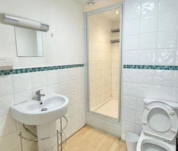 1 bedroom in a flat share to rent - Photo 3
