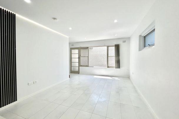 Townhouse-style Apartment with split level. - Photo 1