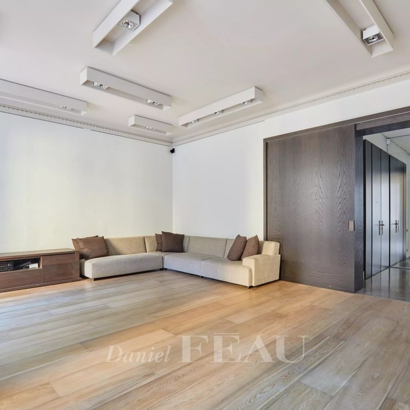 Paris VIIIe - Avenue Montaigne - Photo 1