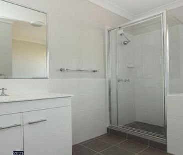 Modern 4 Bedroom Family Home with a Great Yard. - Photo 5