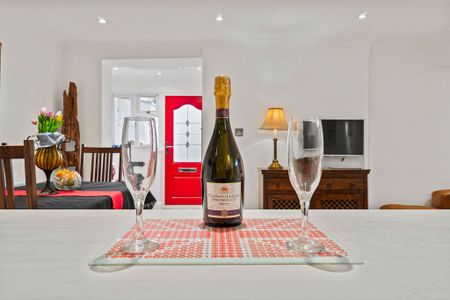 2 Bed Flat, London, W14 - Photo 4