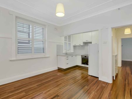 Beautifully Renovated One Bedroom Apartment - Photo 2
