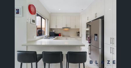 Stylish, spacious, and ready to move in Duplex! - Photo 2