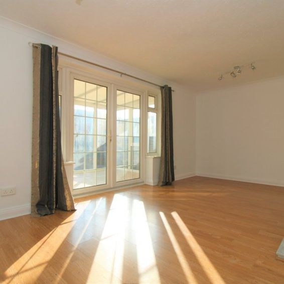 Telford Avenue, Stevenage, Hertfordshire - Photo 1