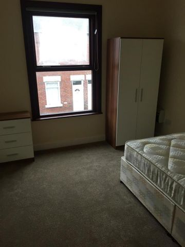 1 bedroom in a house share to rent - Photo 2
