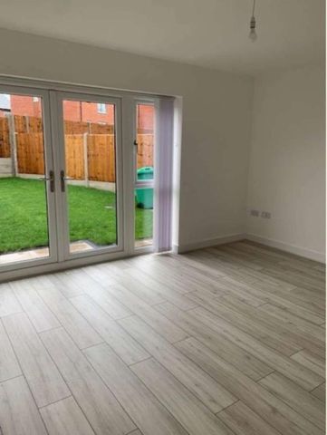 Edge Lane, Manchester, M11 - Photo 4