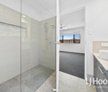 SLEEK & STYLISH NEAR NEW BUILD - GREAT SIZE BACKYARD! - Photo 4