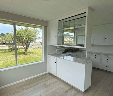 Tidy Townhouse with Internal Access - Photo 3