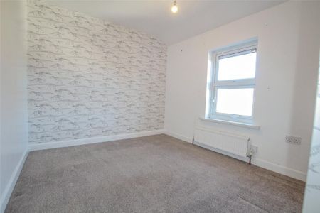3 bedroom end of terrace house to rent - Photo 5
