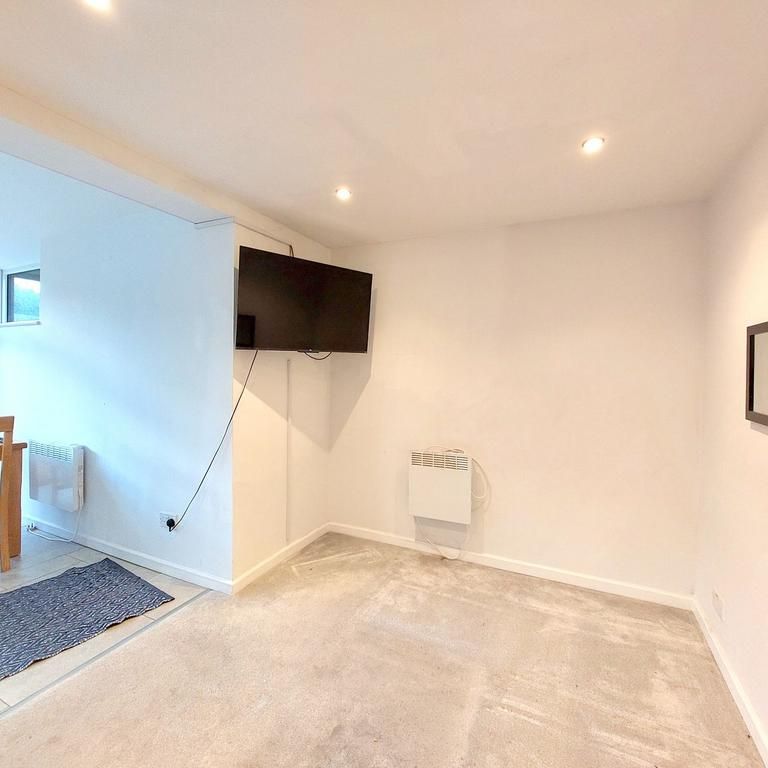 4 bedroom terraced house to rent - Photo 1