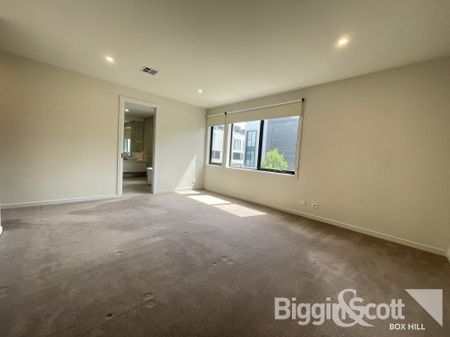 Luxury home in Yarra Bend with Every Convenience ! - Photo 2