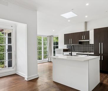 Elegant & Charming Family Home - Photo 2