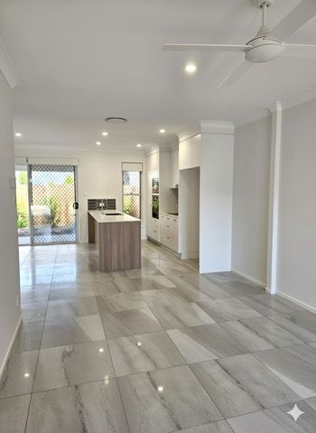 3 BEDROOM 2 BATHROOM TOWNHOUSE - FULLY DUCTED AIR CON - Photo 2