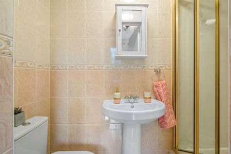 2 MOOR VIEW Leeds - LS6 1AQ - Photo 4