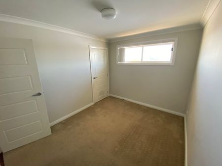 27 Voyager Street, GREGORY HILLS NSW 2557 - Photo 2