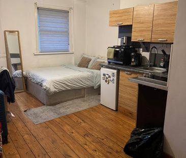 Studio Flat, Stoke Newington High Street, N16 - Photo 1