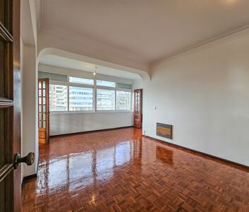 Apartamento T3 no Restelo: Luminosidade e Localização Premium para ... - Photo 1