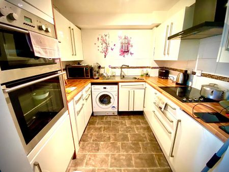 Hollygrove Close, Hounslow - Photo 2