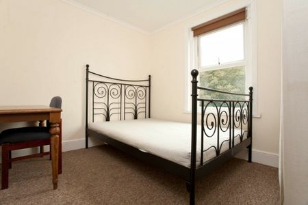 5 Bed Student House Clavin Road - SEE VIDEO TOUR - Photo 3