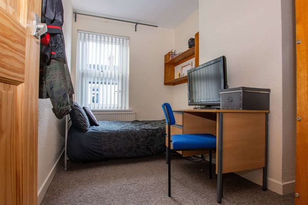 Featuring two stunning designer shower rooms - Photo 1