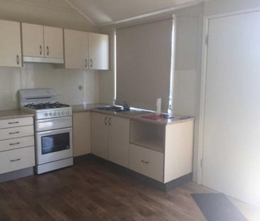 Charming Urban Retreat: Quaint 1-Bedroom Gem with En Suite - Photo 2