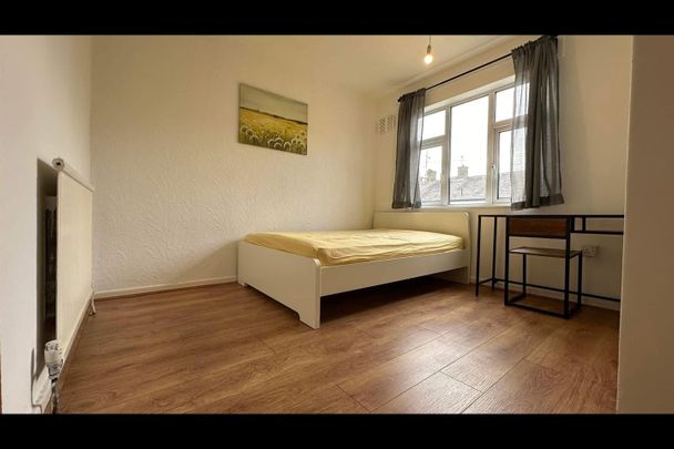 4 Bed Terraced House, Duff St, E14 - Photo 1