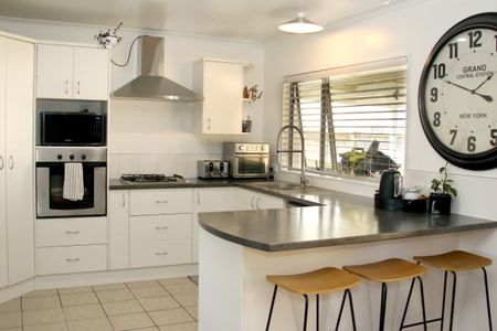 8 Rene Way, Huntington — - Photo 3
