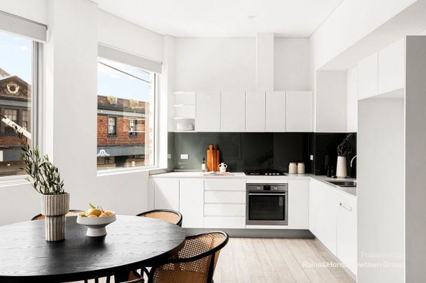 Top floor 2 bed apartment offering convenience in boutique setting - Photo 1