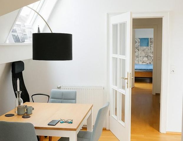 Modernisiert DG-Wohnung mit phantastischer Dachterrasse und Einbauküche in D‘dorf Grafenberg - Foto 1