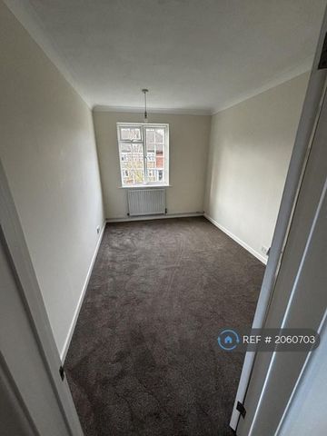 3 bedroom flat to rent - Photo 3