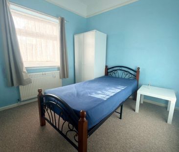 High Street - Photo 4