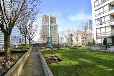 Luxury Living! North facing 1 BR + Den in Downtown Vancouver For Rent - Photo 4