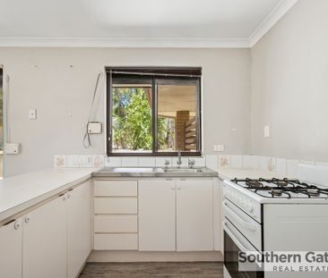 COSY FAMILY HOME IN CONVENIENT LOCATION - Photo 4