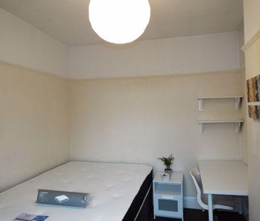 4 bedroom semi-detached house to rent - Photo 6