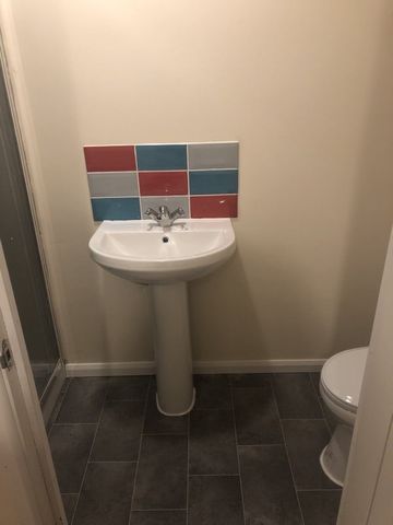 Room in a Shared House, Kingsbridge Road, RG2 - Photo 5