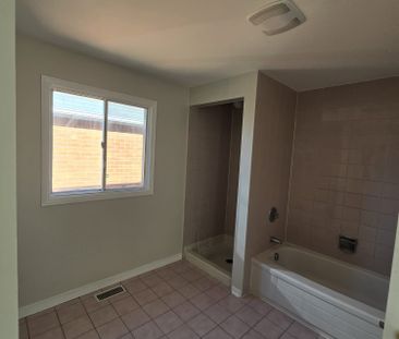 For Lease - 135 Moffatt Avenue, Brampton, Ontario - Photo 4