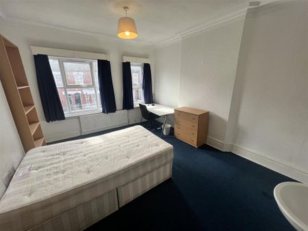 1 bedroom in a house share to rent - Photo 4