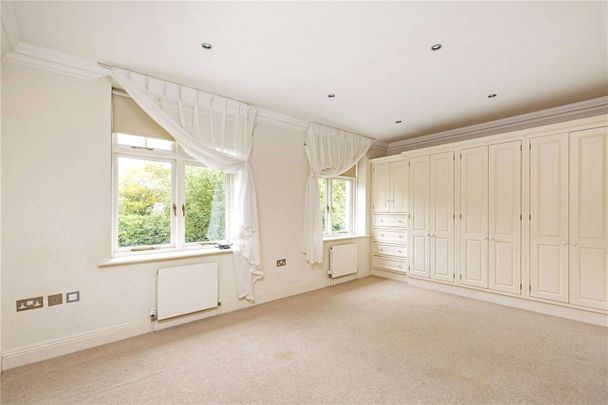 A stunning gated family home with off-street parking and generous gardens backing on to Richmond Park. - Photo 1