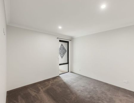 Perfect Family House in Quiet Neighbourhood at the Heart of Kwinana! 15 Minutes Drive to Costco! - Photo 2