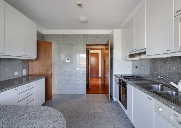Apartamento T3+1 para arrendar em condomínio fechado na Foz