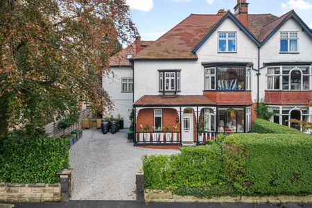 3 bedroom Flat To Let - Photo 3