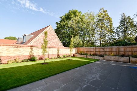 Beautifully crafted 3 bedroom detached house spanning 1615sqft situated in the picturesque village of Stuntney offering excellent access to Ely city and railway station. Secure allocated parking. ASHP. Unfurnished - Photo 5