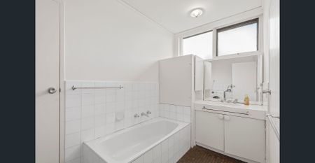 Fantastic location and lifestyle stone's throw to Camberwell Junction & Train Station - Photo 4