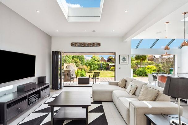 5 bedroom detached house to rent - Photo 1