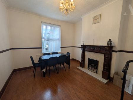 5 bedroom end of terrace house to rent - Photo 3