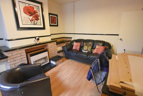 4 Bedroom Mid Terraced House - Photo 1