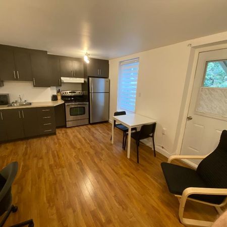 Super Studio loué tout compris, meublé et équipé au centre ville - Photo 3