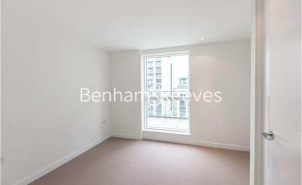 Pump House Crescent, Brentford, TW8 - Photo 1