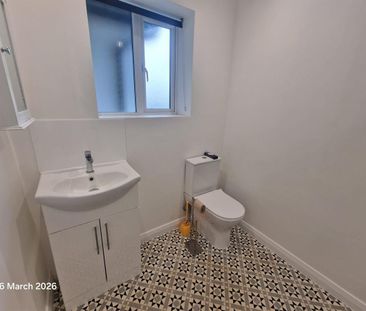 Flat , Kingsmead Drive, Leeds - Photo 3