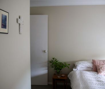 Large 3 Bedroom Duplex with Double Car Garage - Photo 5